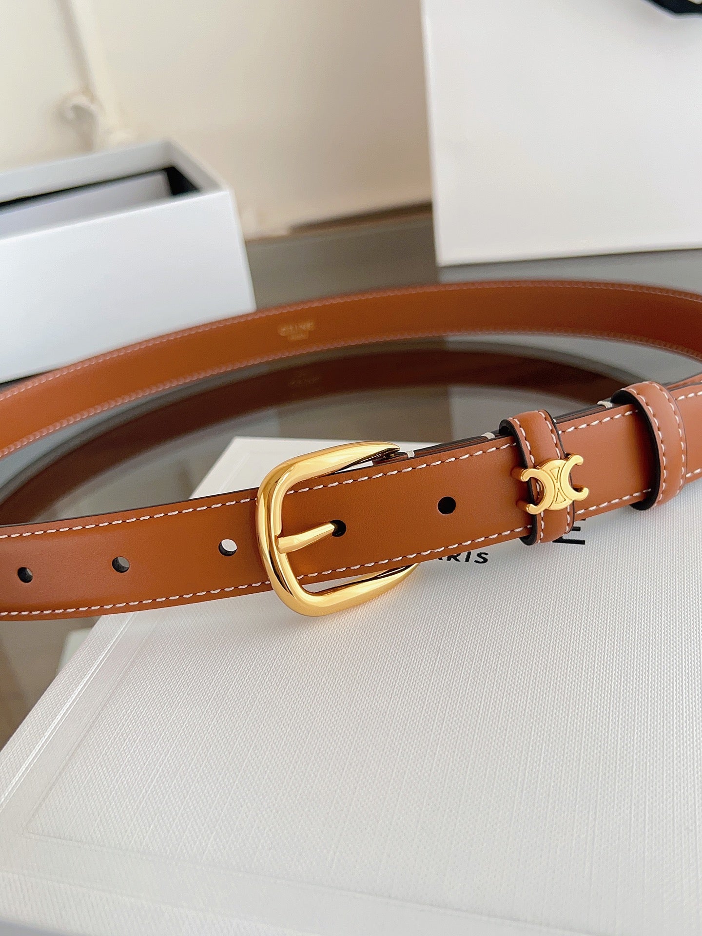 Cel**women's leather belt with pin buckle