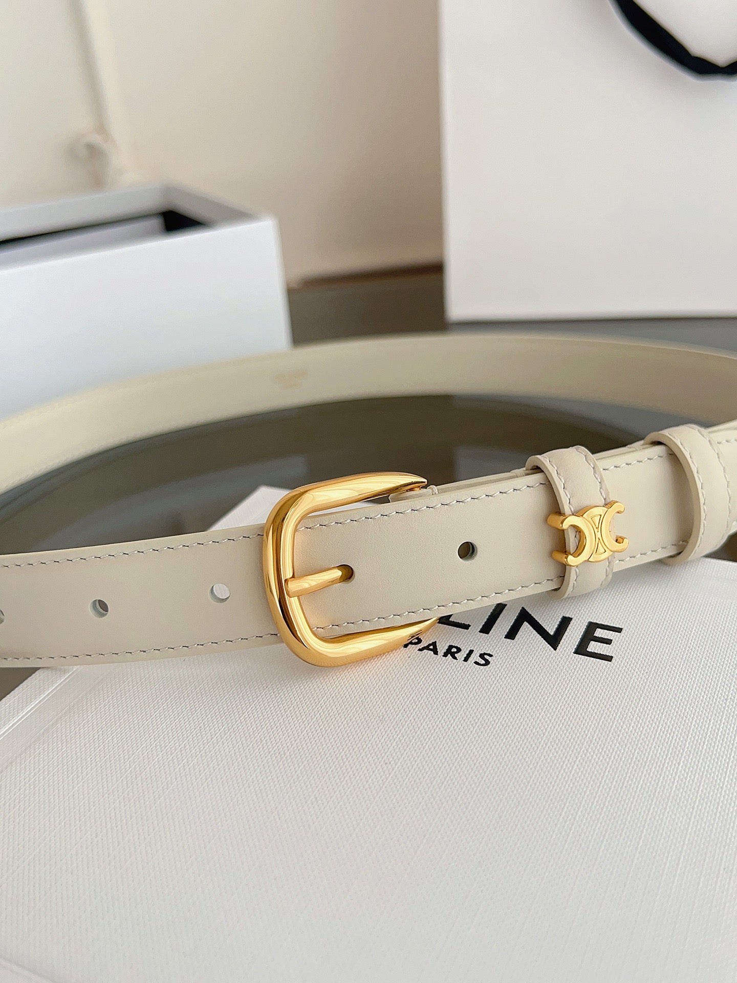 Cel**women's leather belt with pin buckle