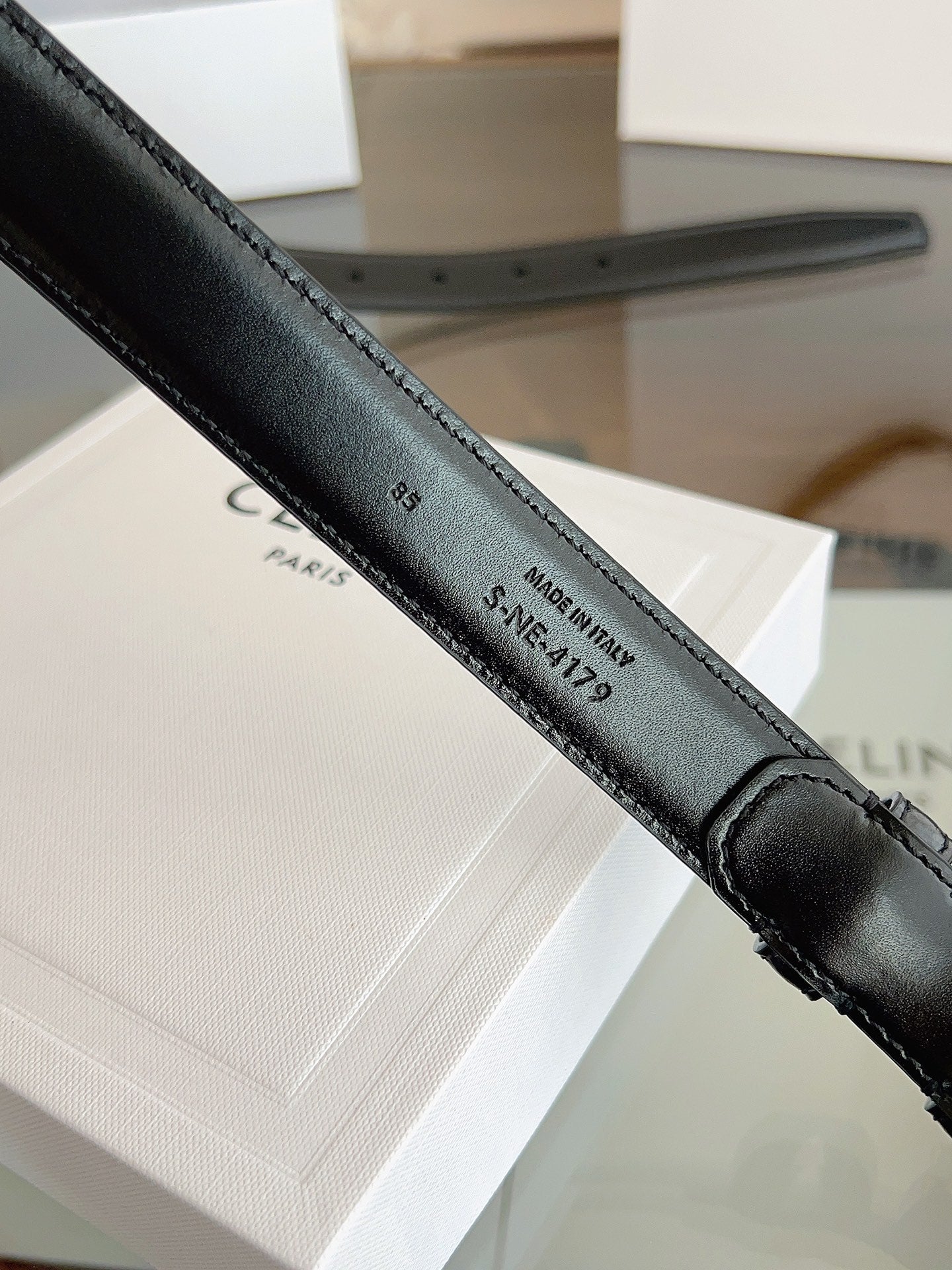 Cel**women's leather belt with pin buckle