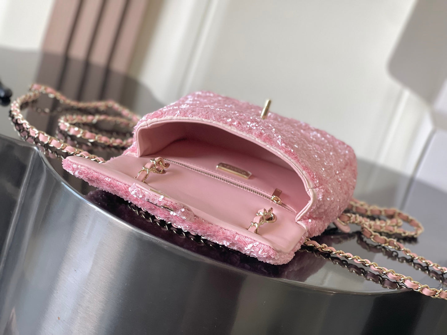 Cha**chain backpack quilted sequins