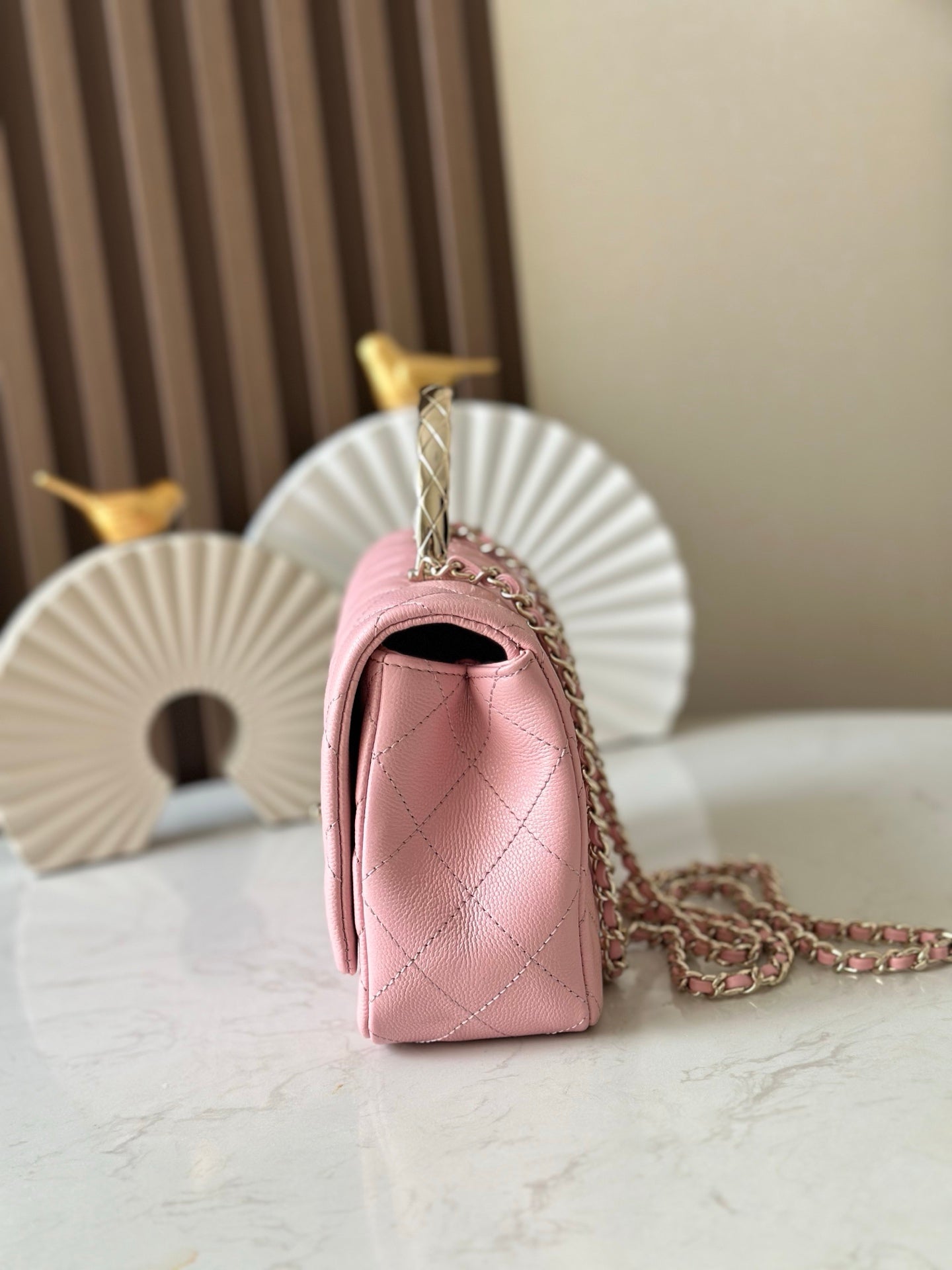 Cha**ribbed metal handle and cap bag