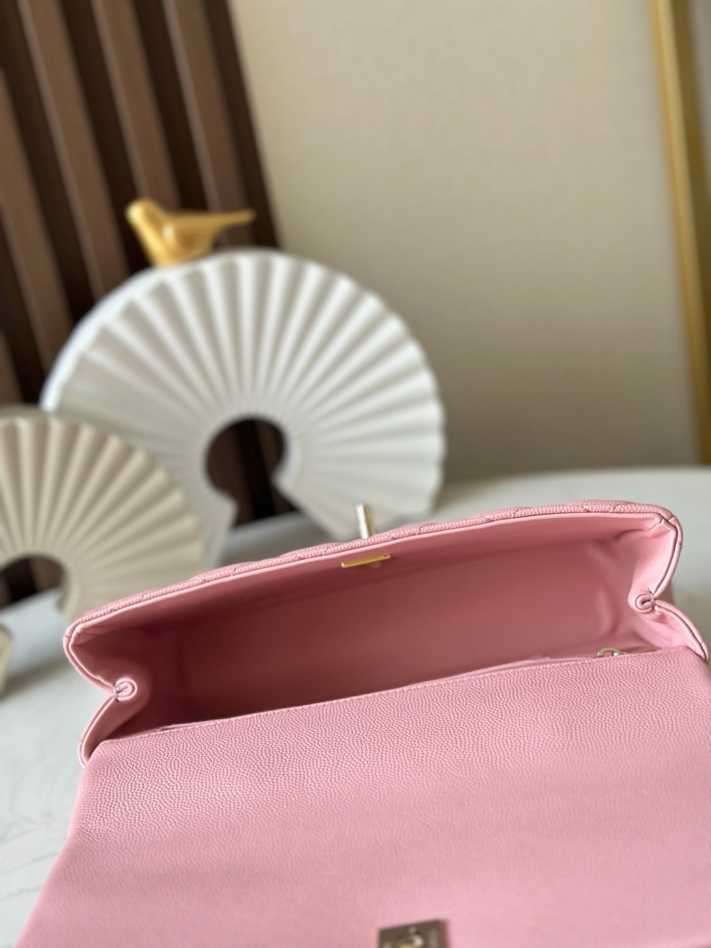 Cha**ribbed metal handle and cap bag