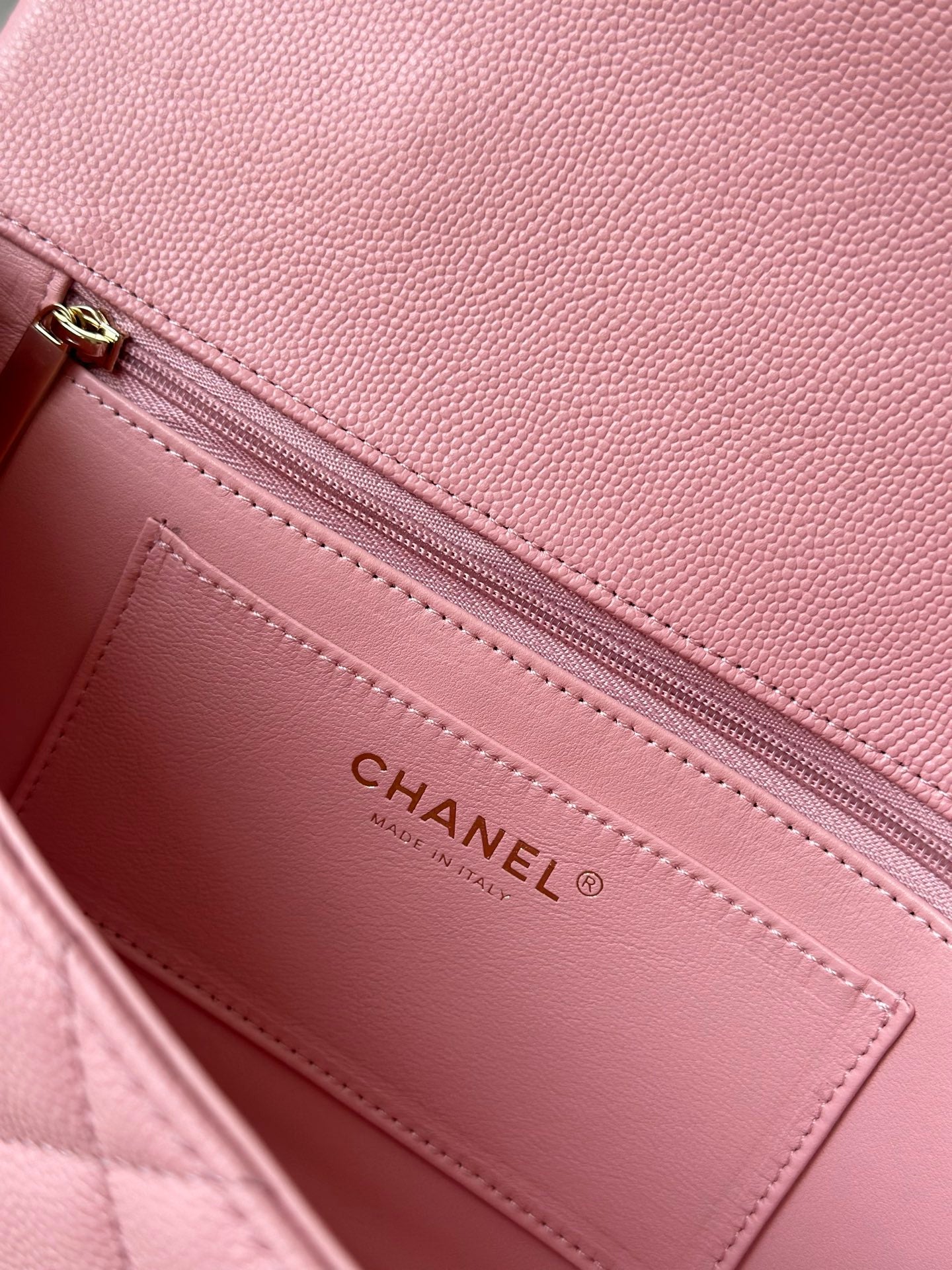 Cha**ribbed metal handle and cap bag