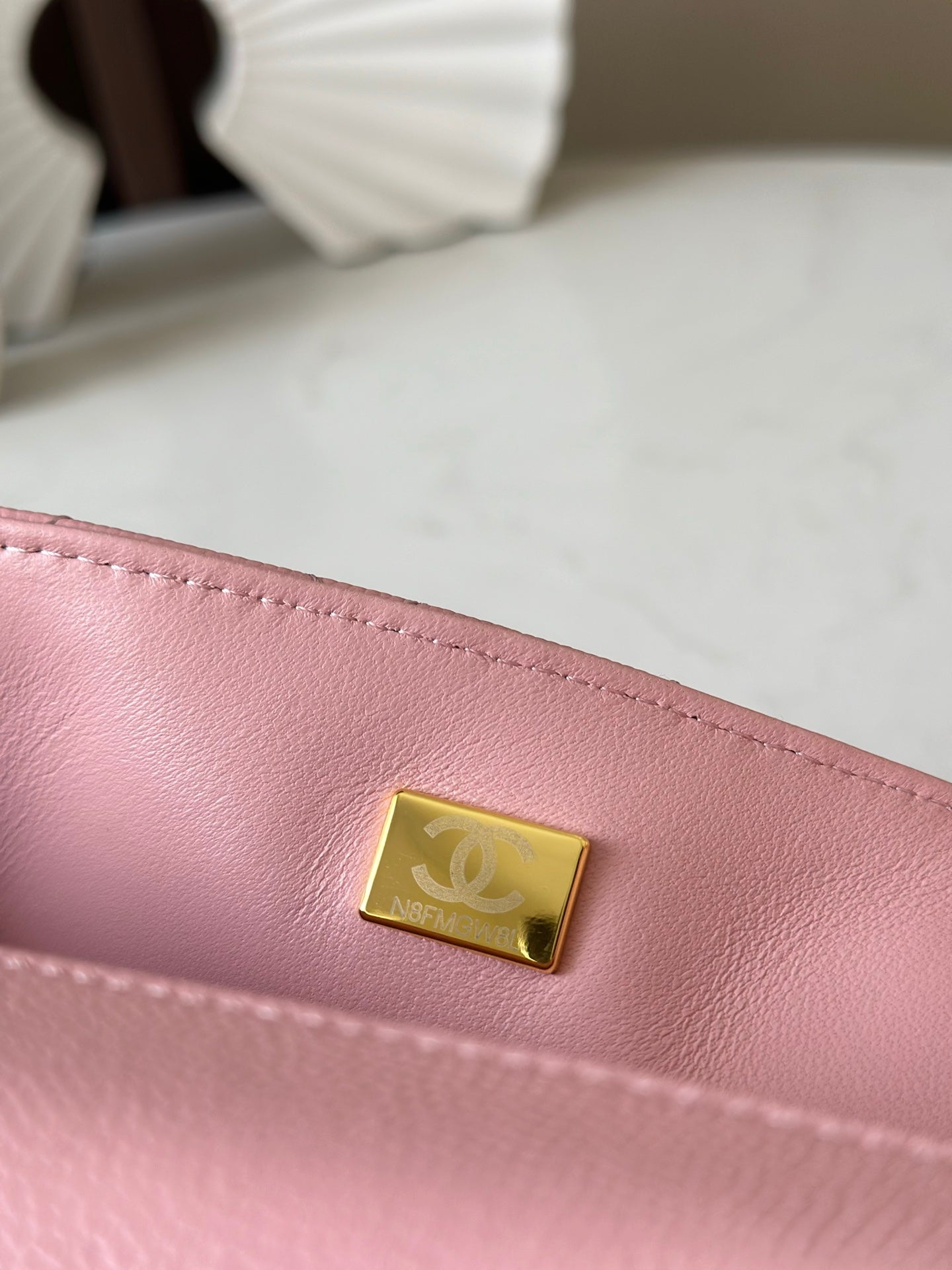 Cha**ribbed metal handle and cap bag