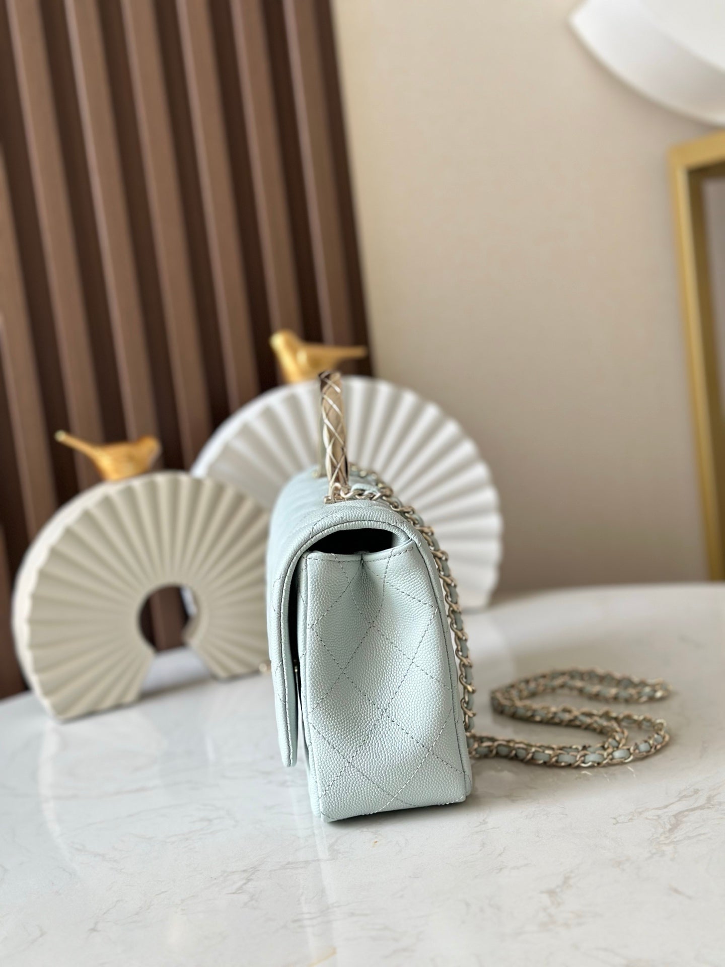 Cha**ribbed metal handle and cap bag