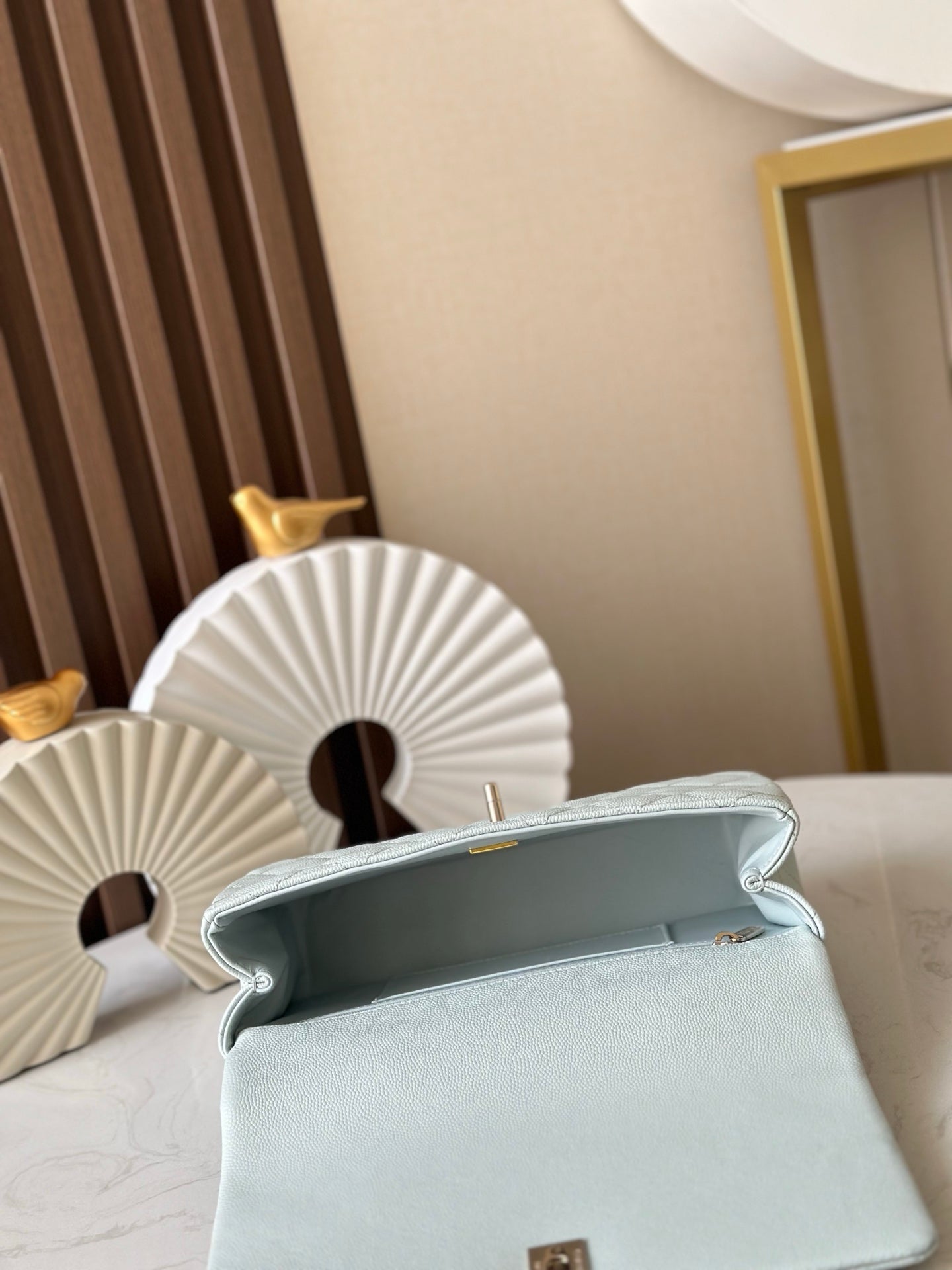 Cha**ribbed metal handle and cap bag