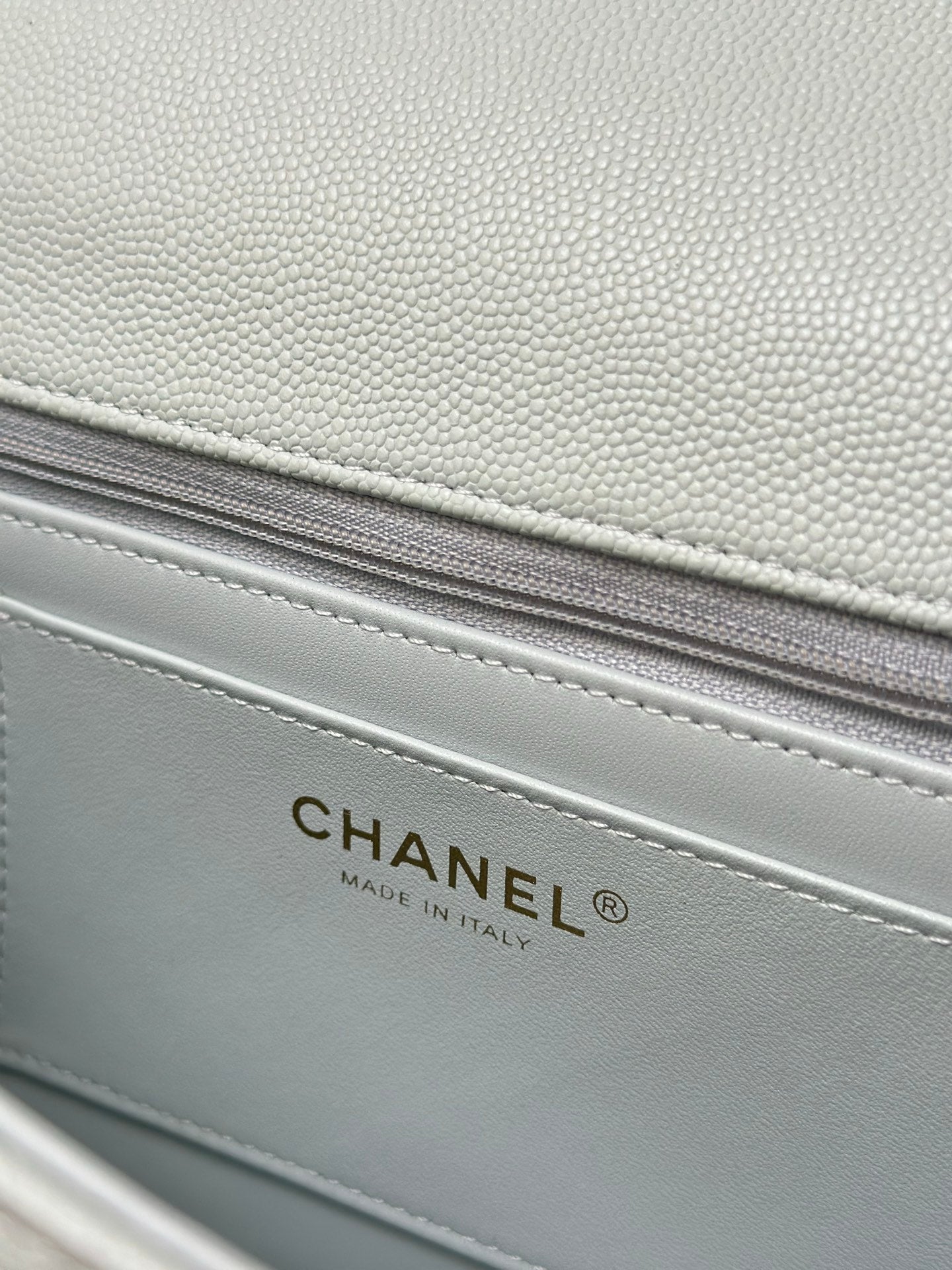 Cha**ribbed metal handle and cap bag