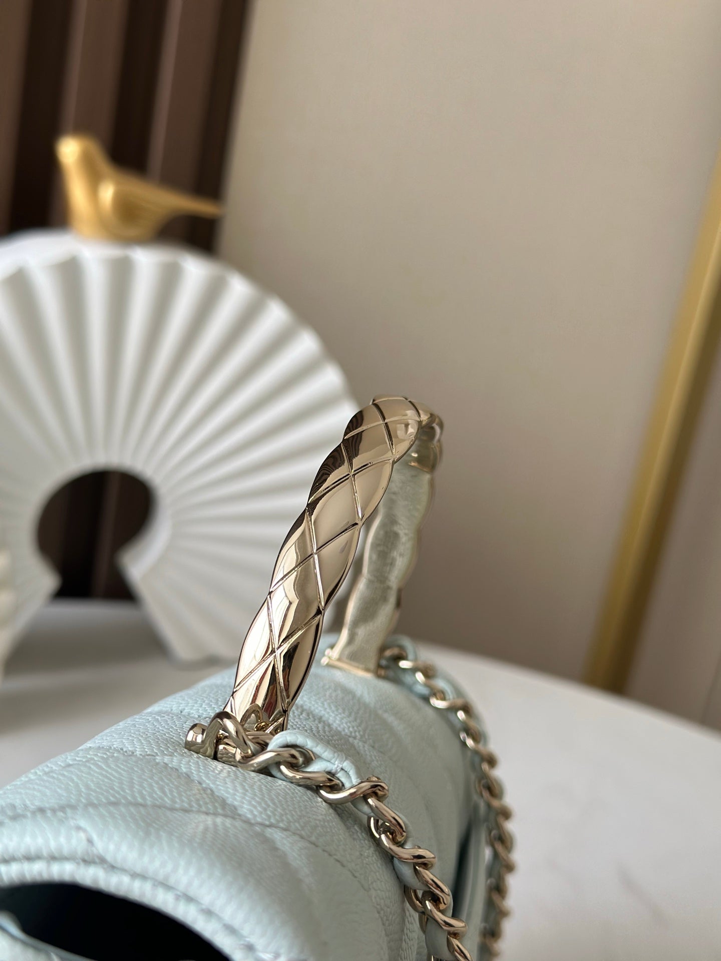 Cha**ribbed metal handle and cap bag