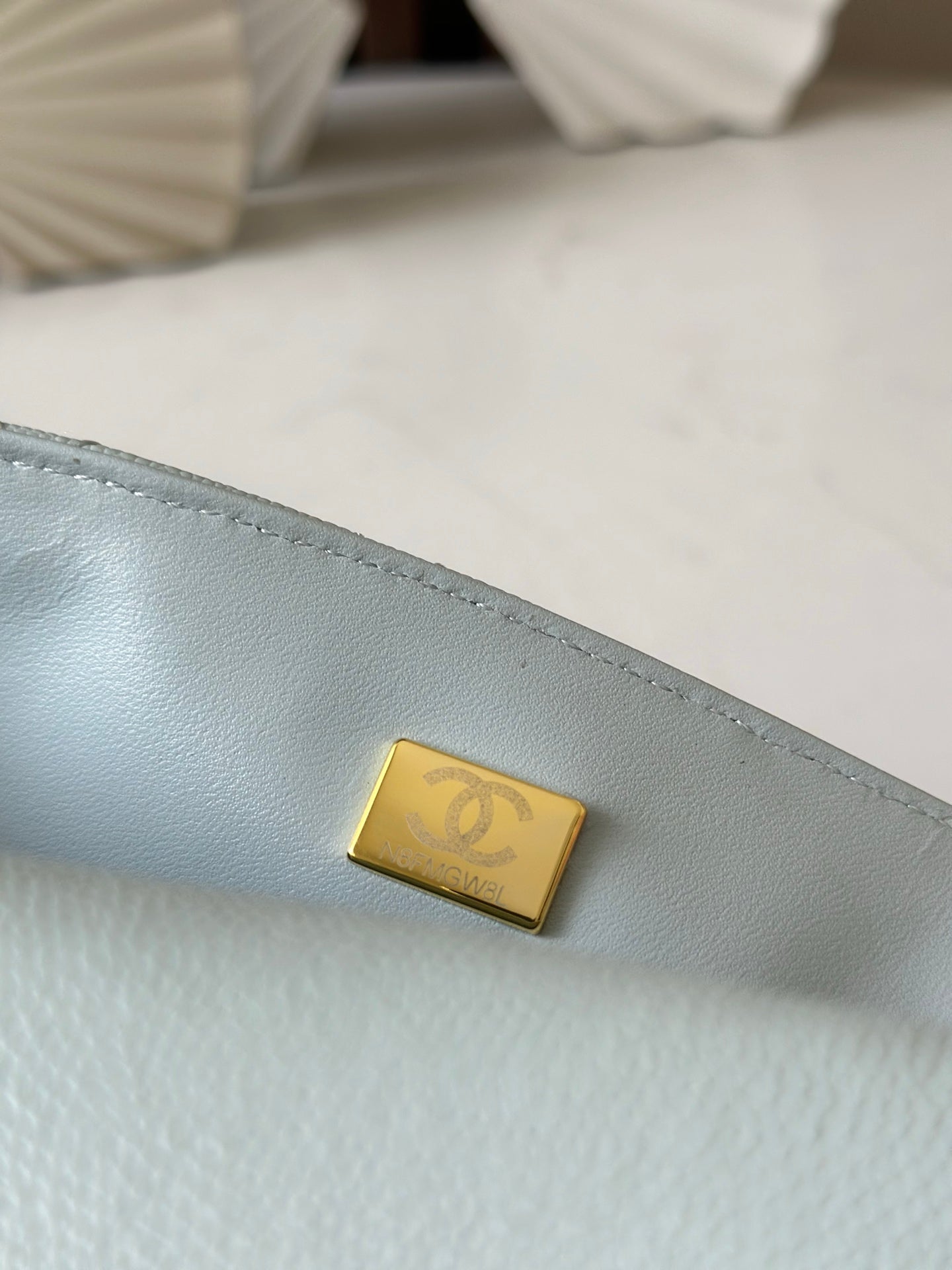 Cha**ribbed metal handle and cap bag