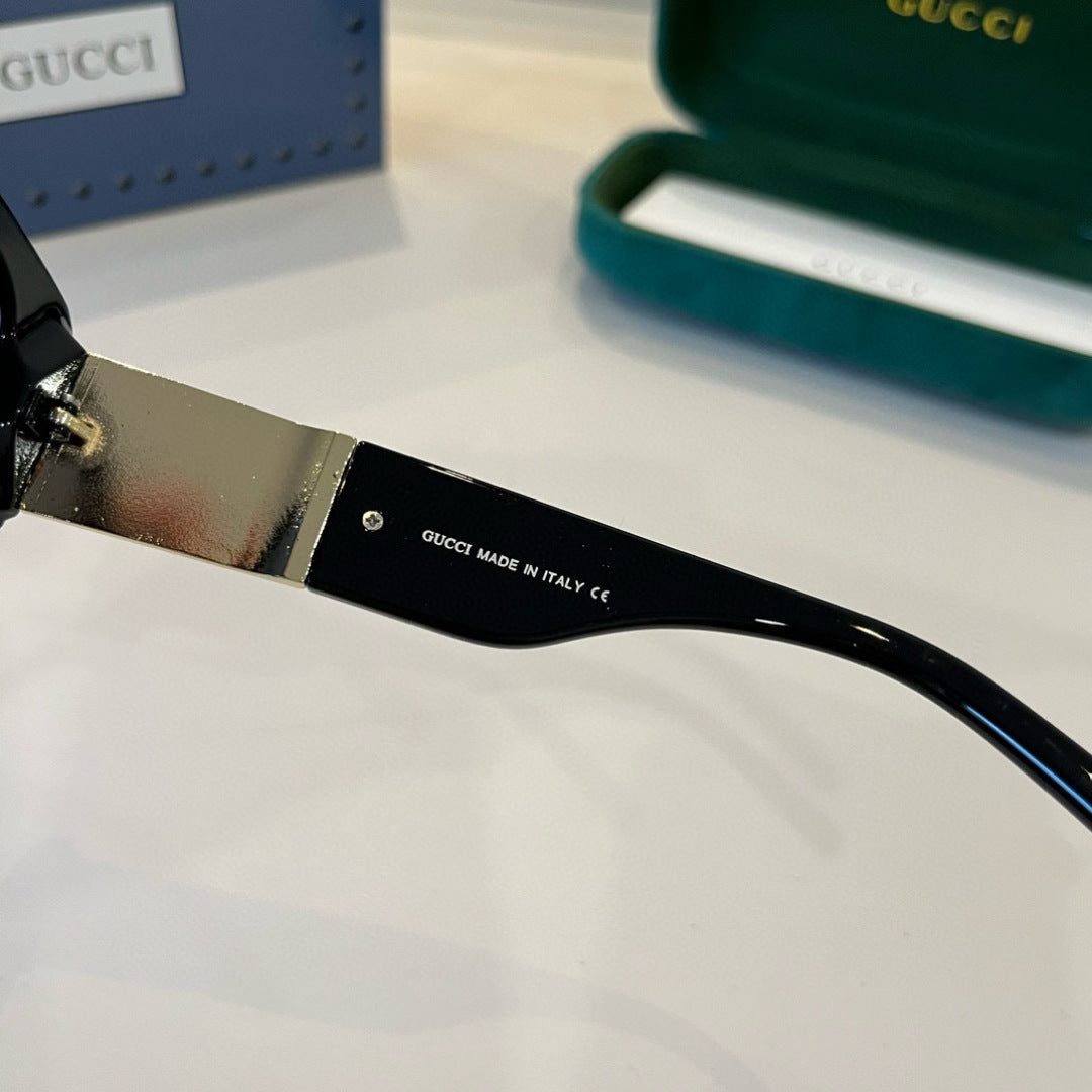 Gu**new oversized sunglasses