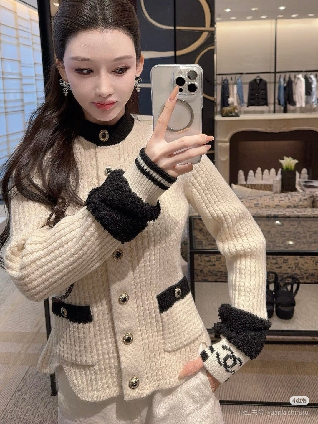 Cha**fw 25n ski-themed knit cardigan in black and white