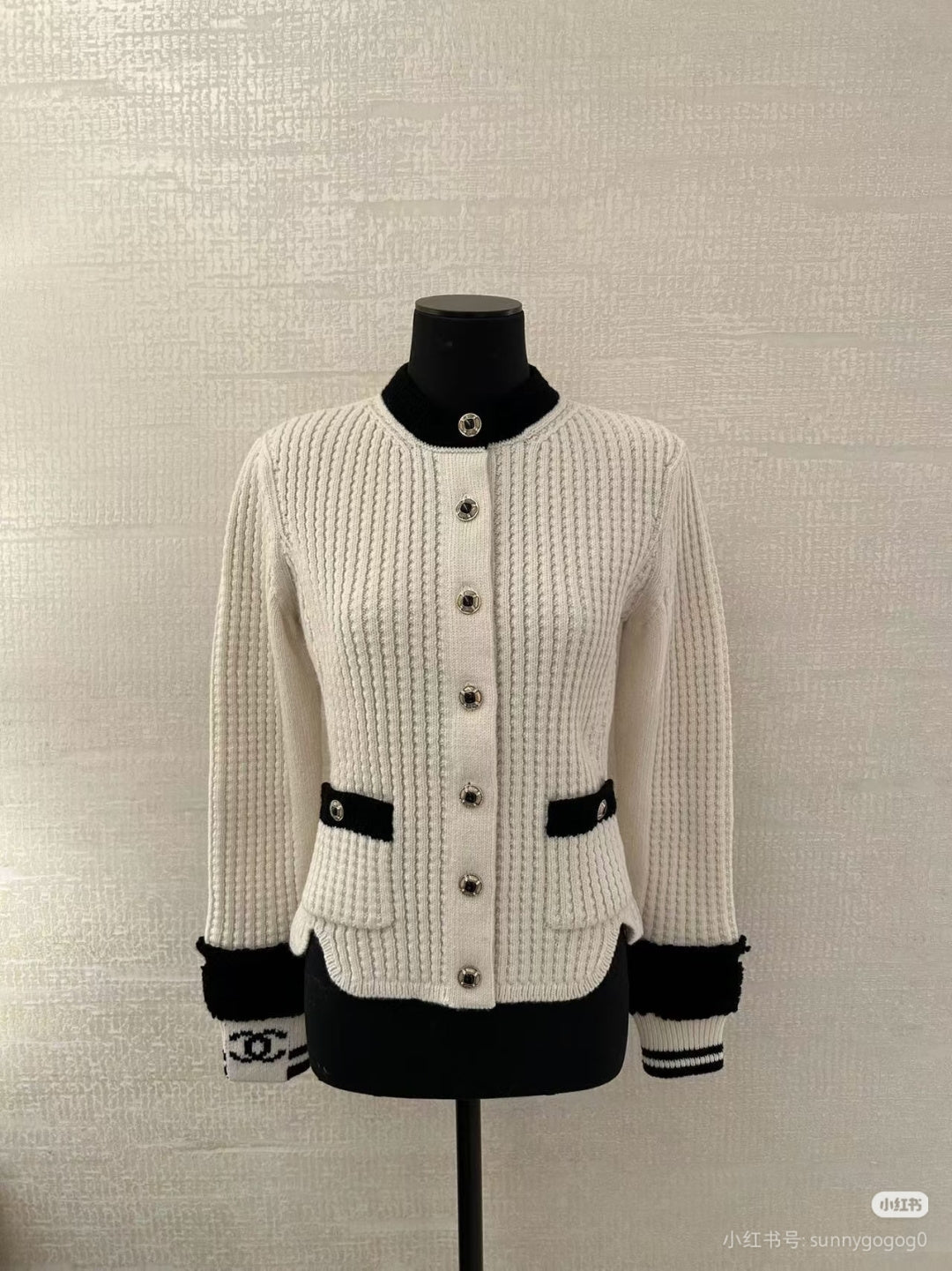 Cha**fw 25n ski-themed knit cardigan in black and white