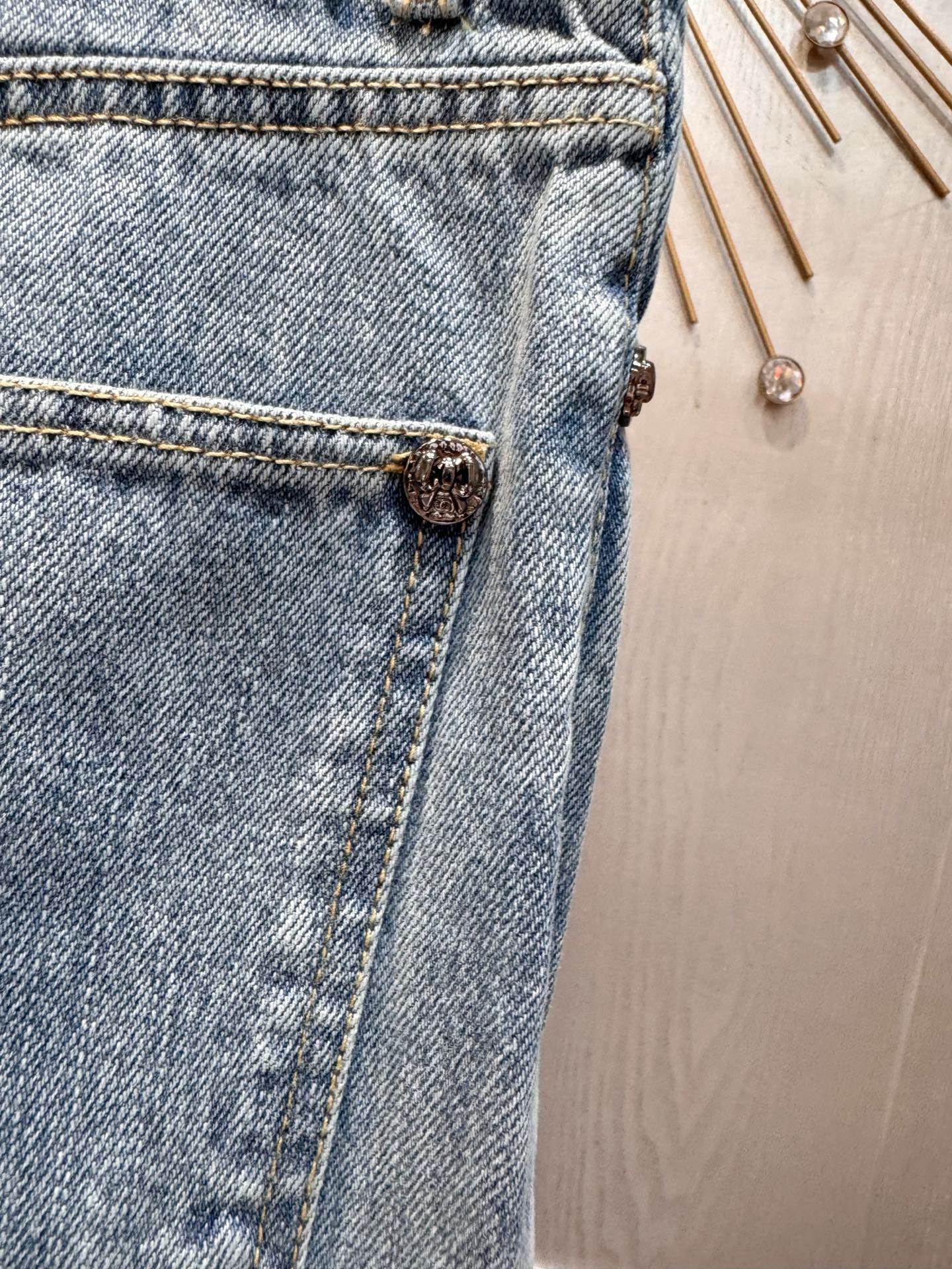 Cha**25K autumn/winter collection bow-tie jeans