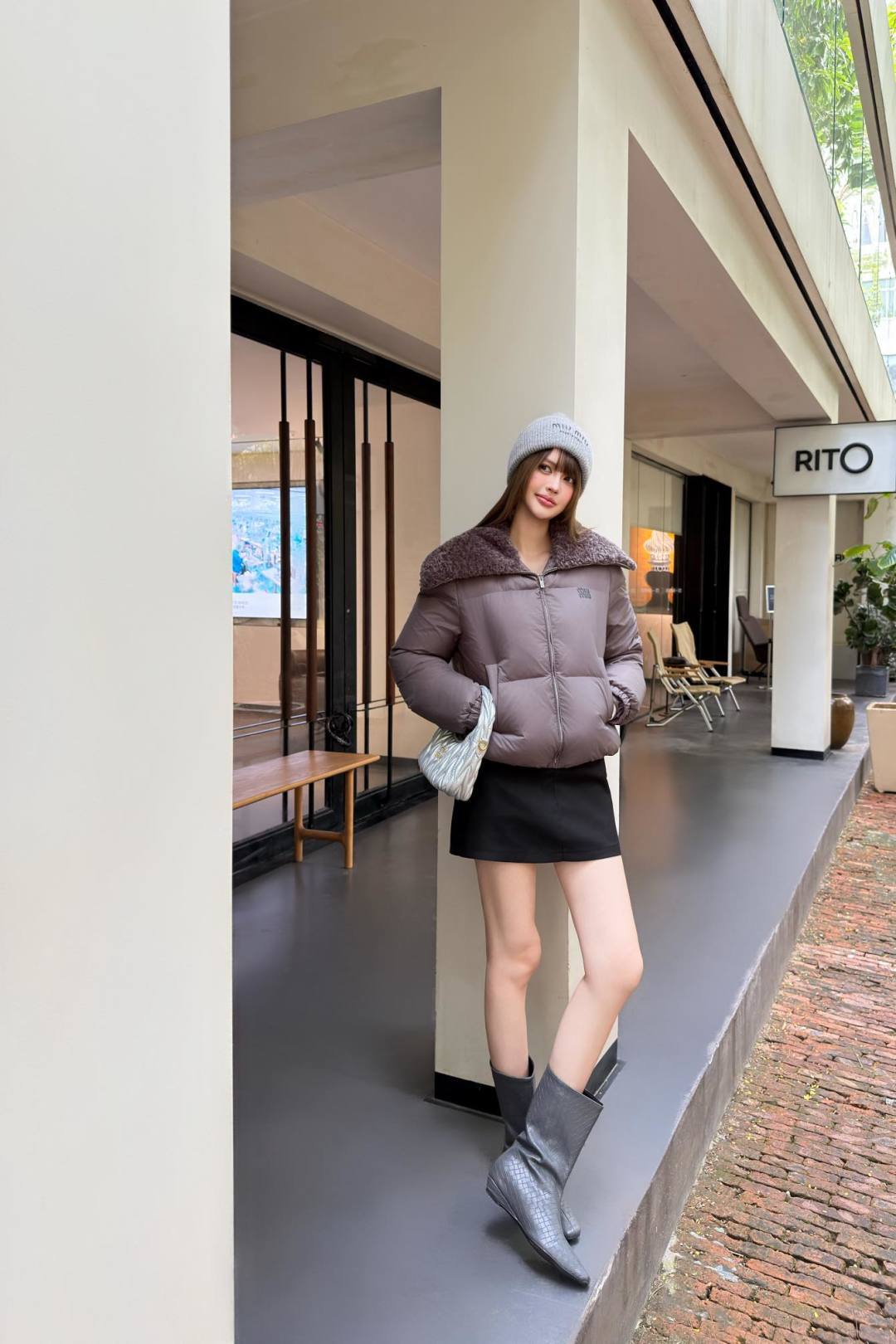 Mu 25fw down jacket with large fur collar