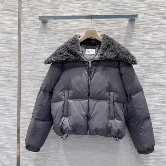 Mu 25fw down jacket with large fur collar