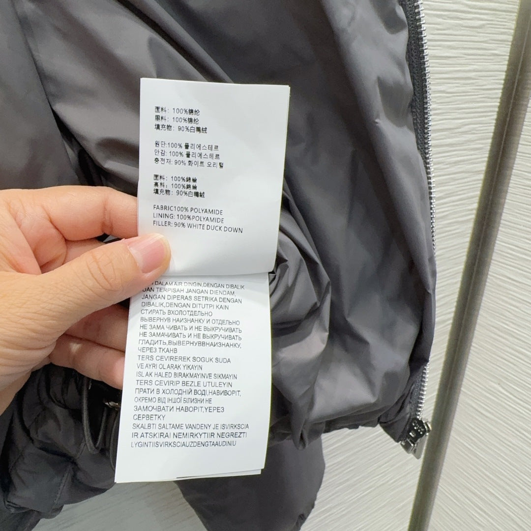 Mu 25fw down jacket with large fur collar