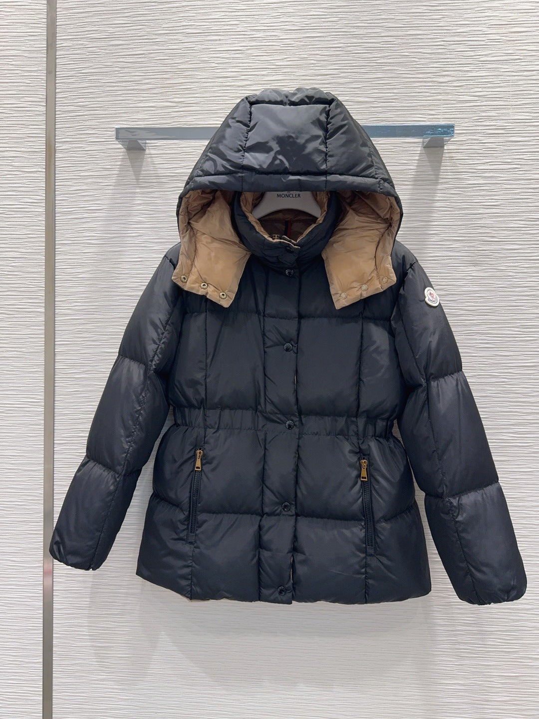 Mco 25fw slim-fit hooded short down jacket