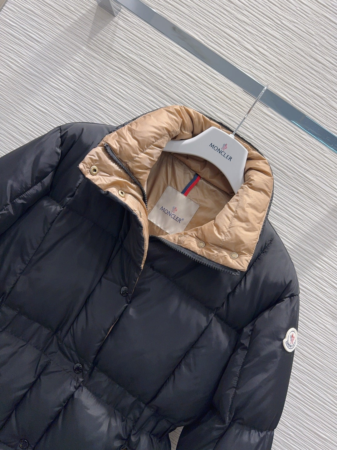 Mco 25fw slim-fit hooded short down jacket