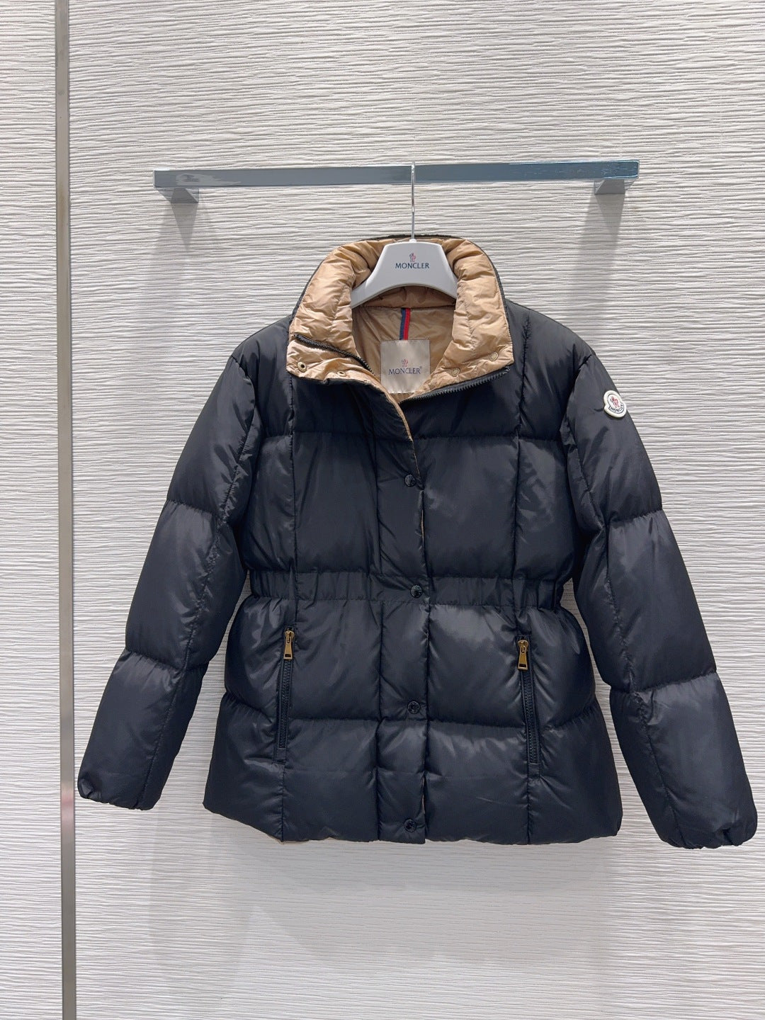 Mco 25fw slim-fit hooded short down jacket