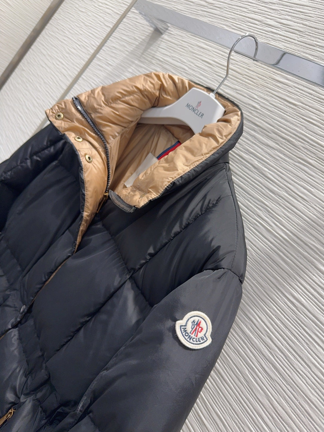 Mco 25fw slim-fit hooded short down jacket