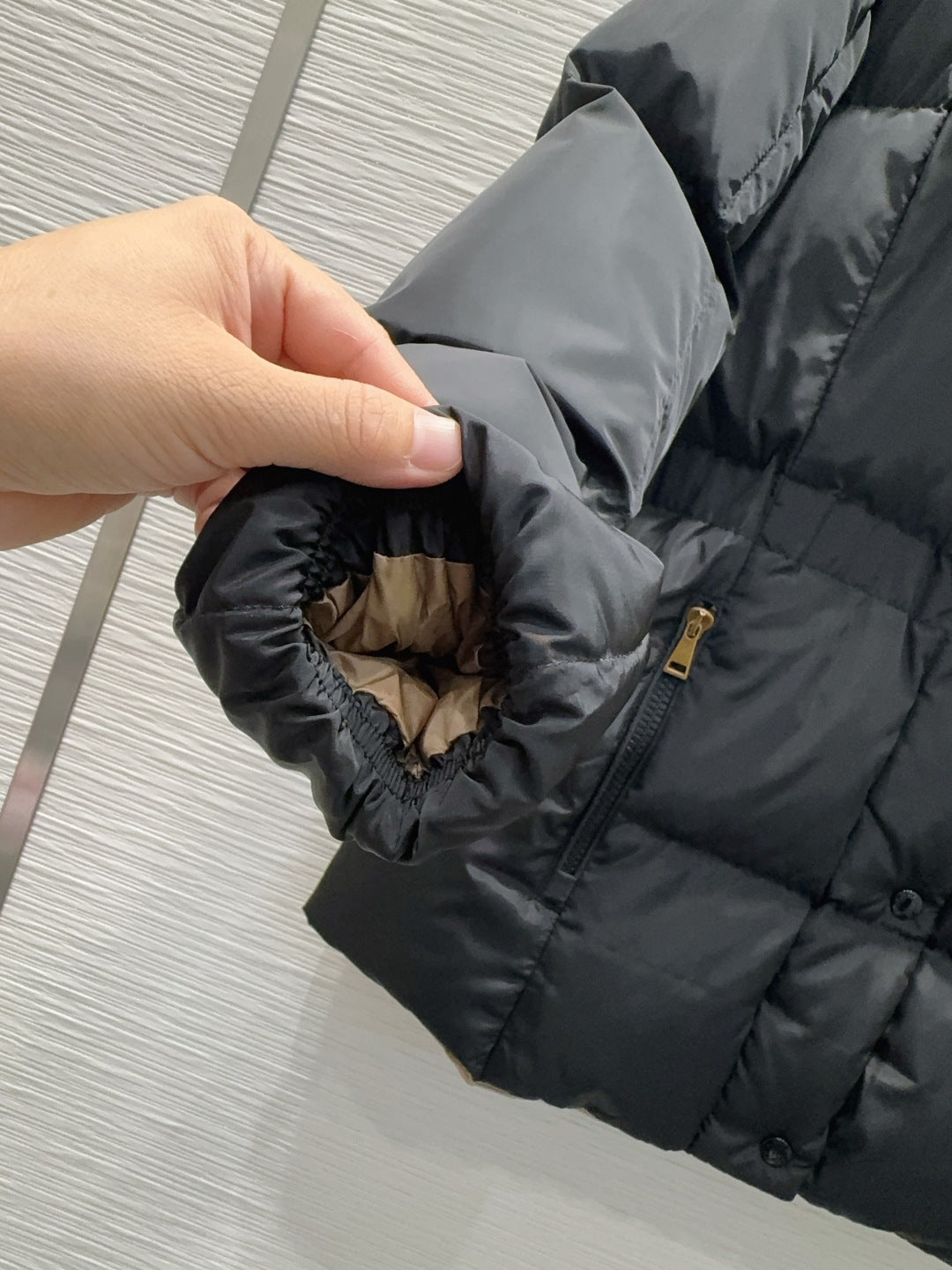 Mco 25fw slim-fit hooded short down jacket