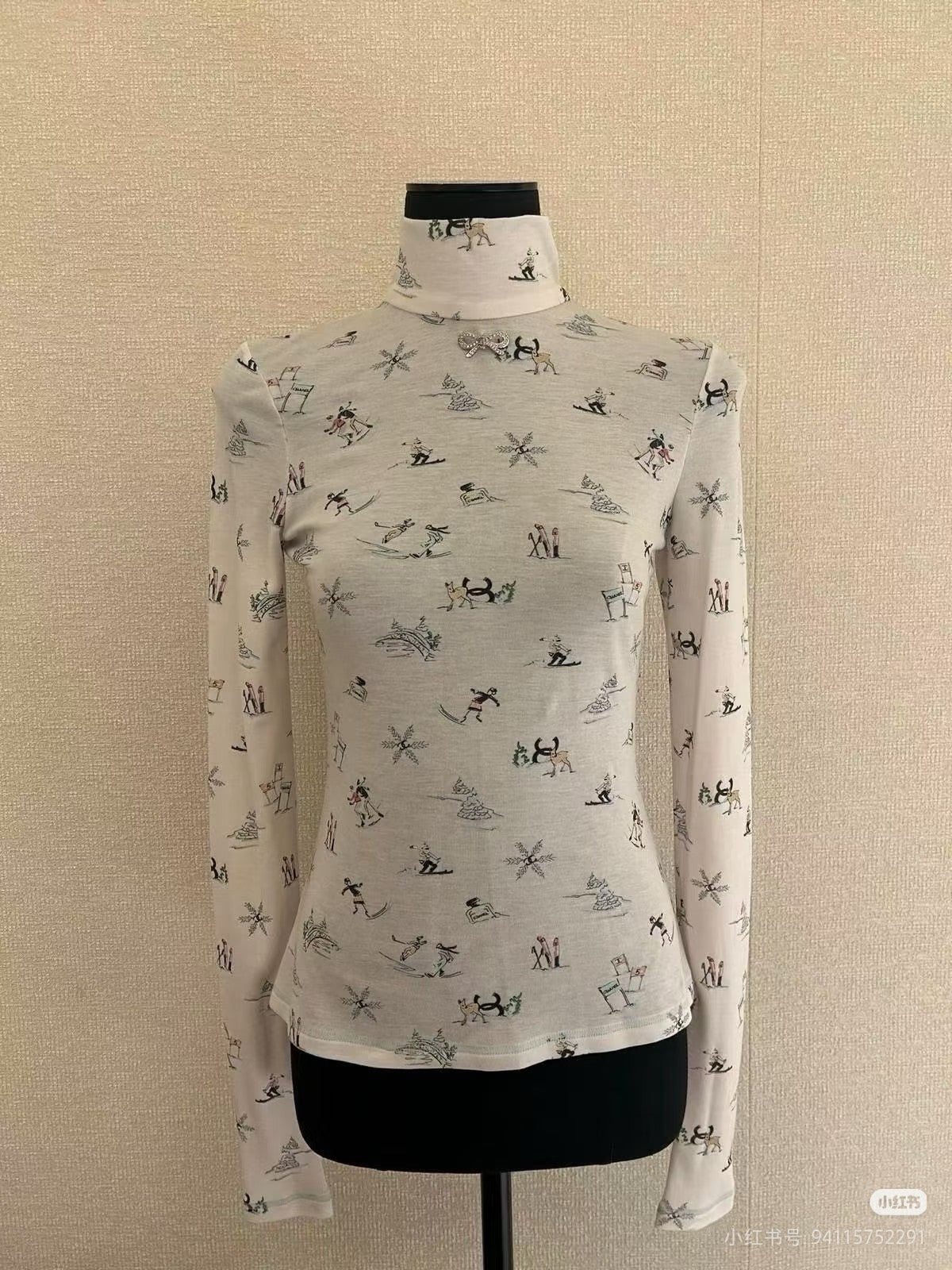 Cha**25fw ski-themed printed base layer shirt