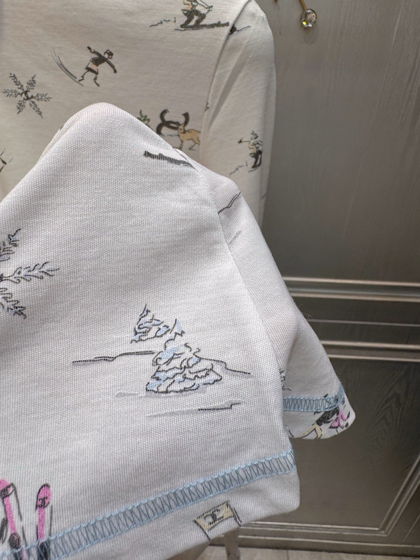 Cha**25fw ski-themed printed base layer shirt