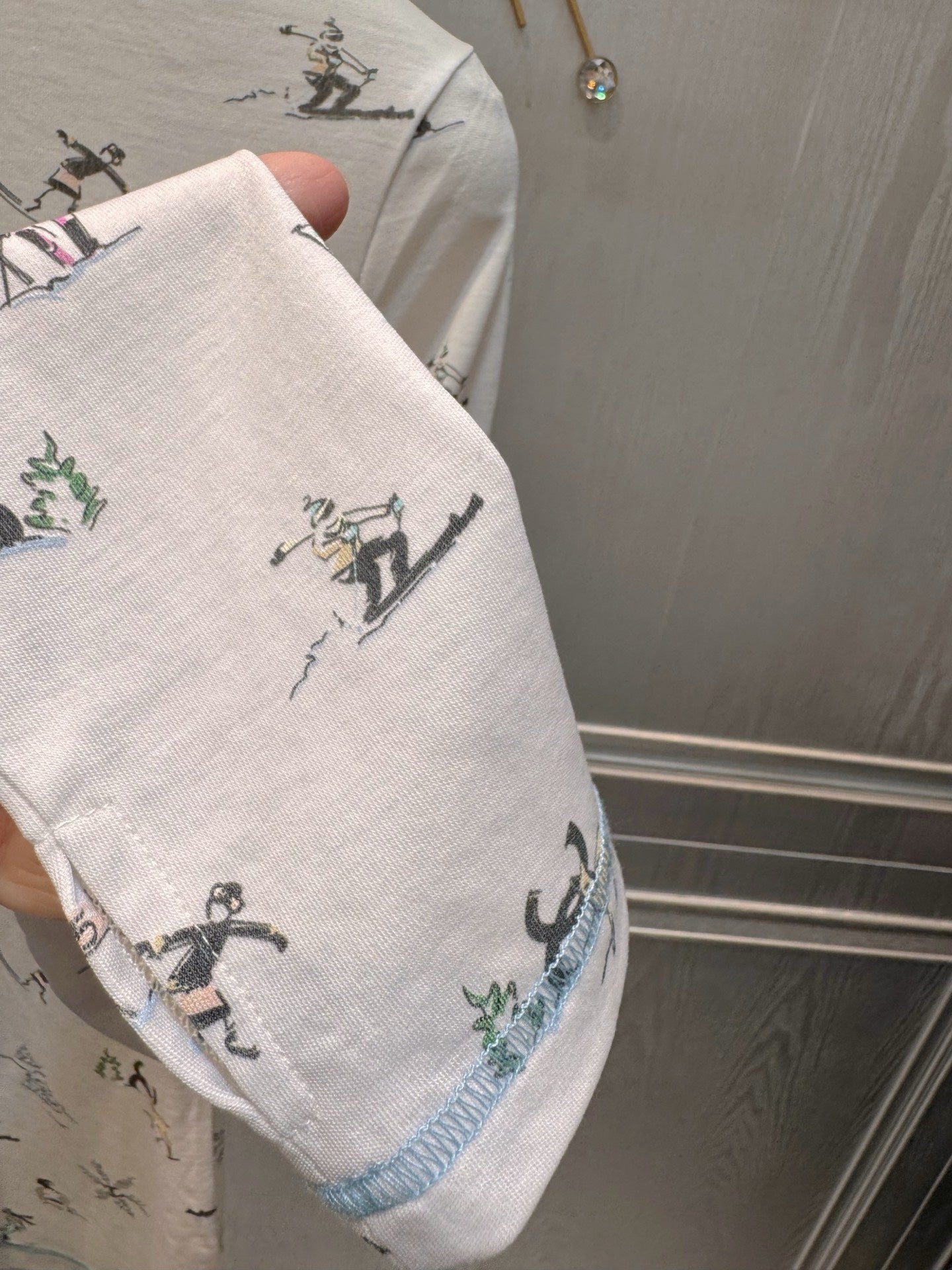 Cha**25fw ski-themed printed base layer shirt