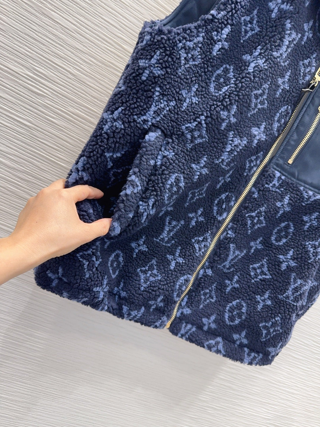 Lou**25fw new faux lamb wool vest