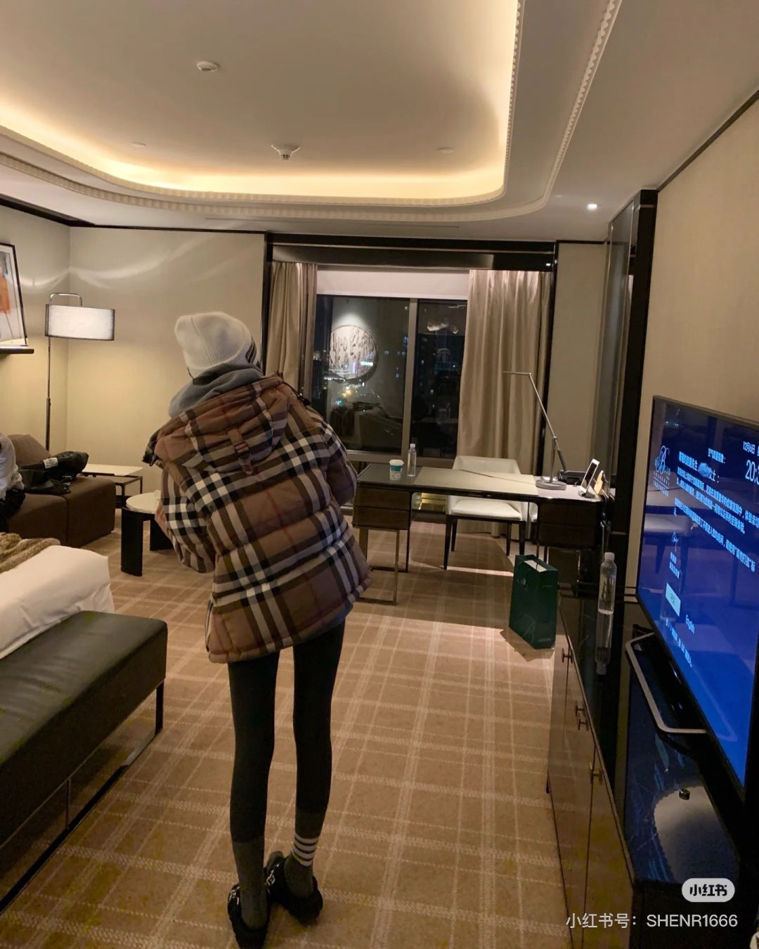 Bur**25fw new unisex down jacket with detachable cuffs