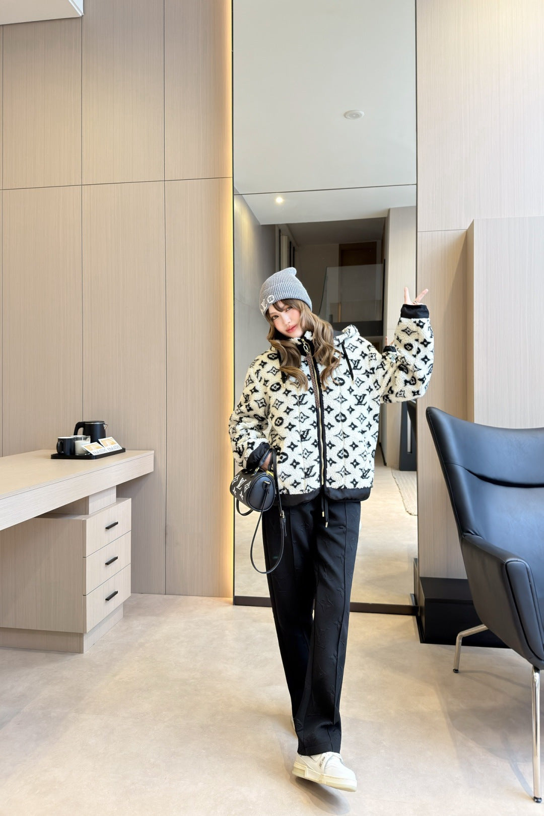 Lou 25fw hooded Teddy Sheepskin Jacket