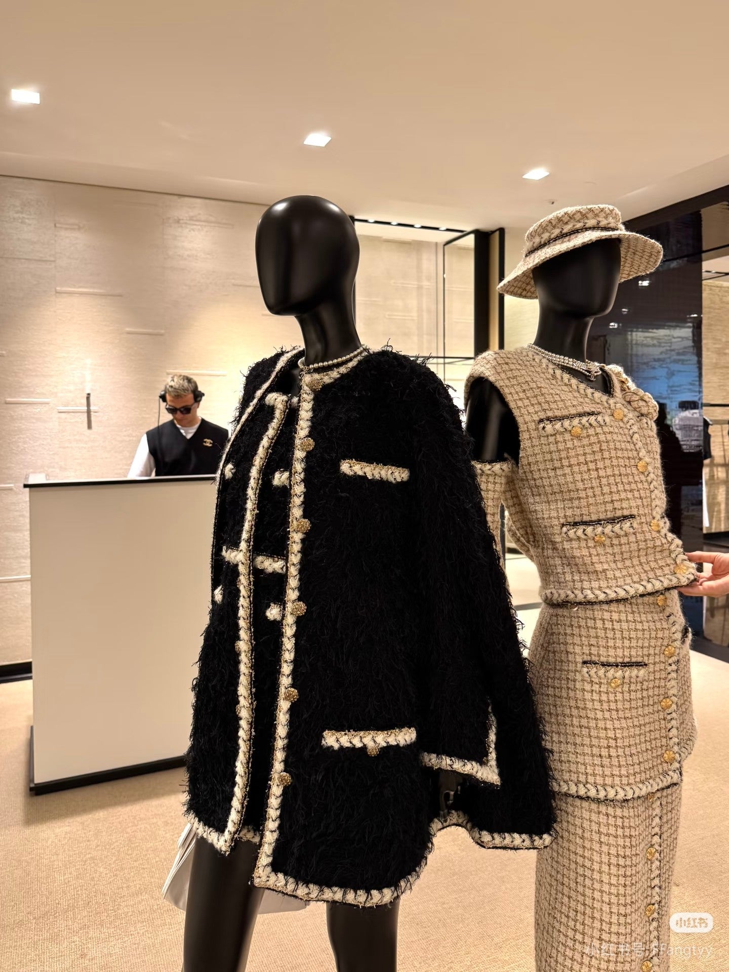 Cha**25fw black tweed cape coat