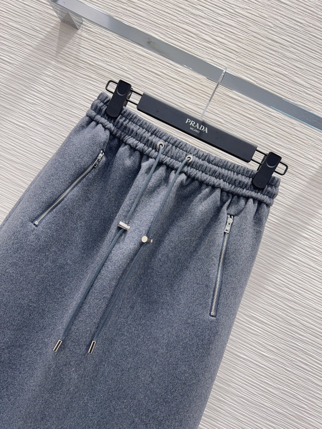 Pra 25fw the latest trendy midi skirt: classic and stylish.