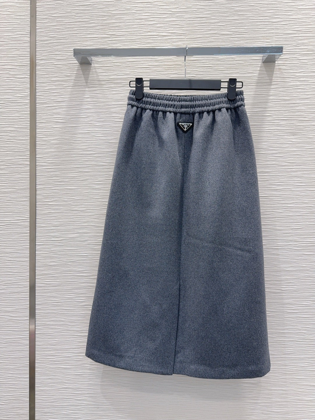Pra 25fw the latest trendy midi skirt: classic and stylish.