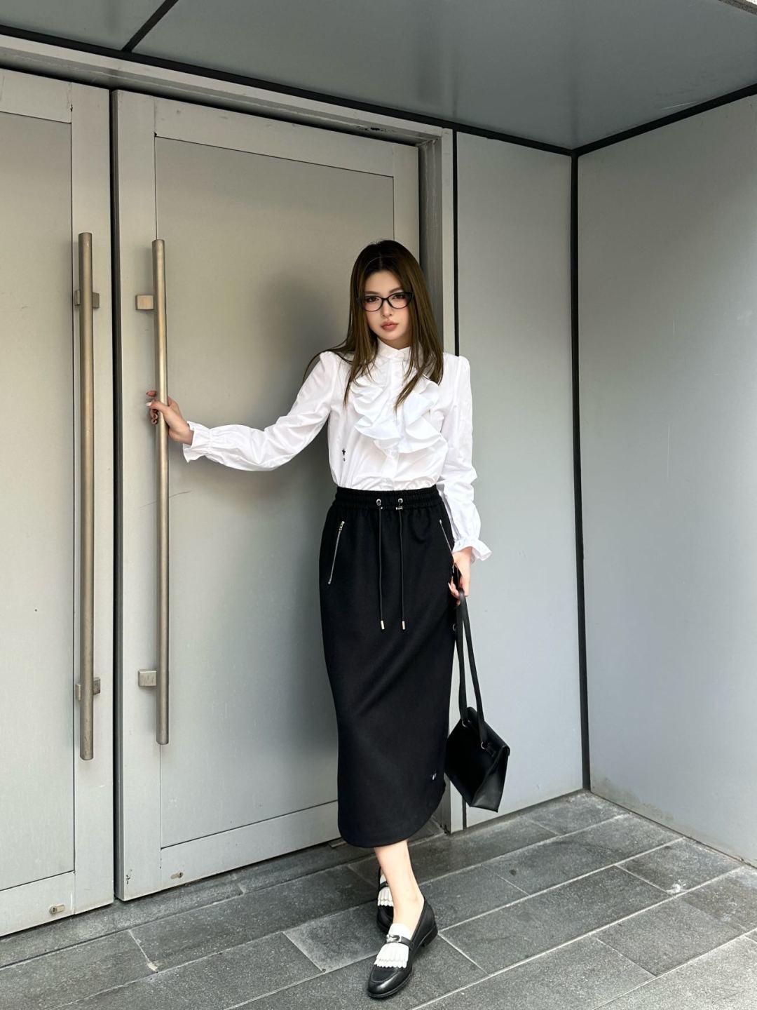 Pra 25fw the latest trendy midi skirt: classic and stylish.