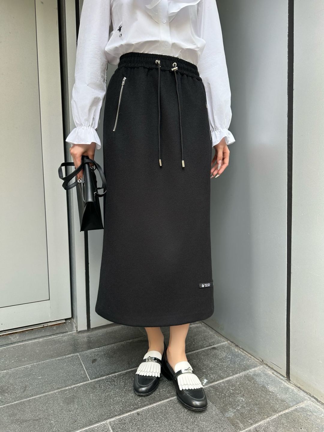 Pra 25fw the latest trendy midi skirt: classic and stylish.