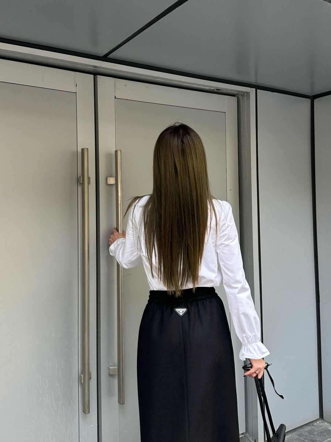 Pra 25fw the latest trendy midi skirt: classic and stylish.