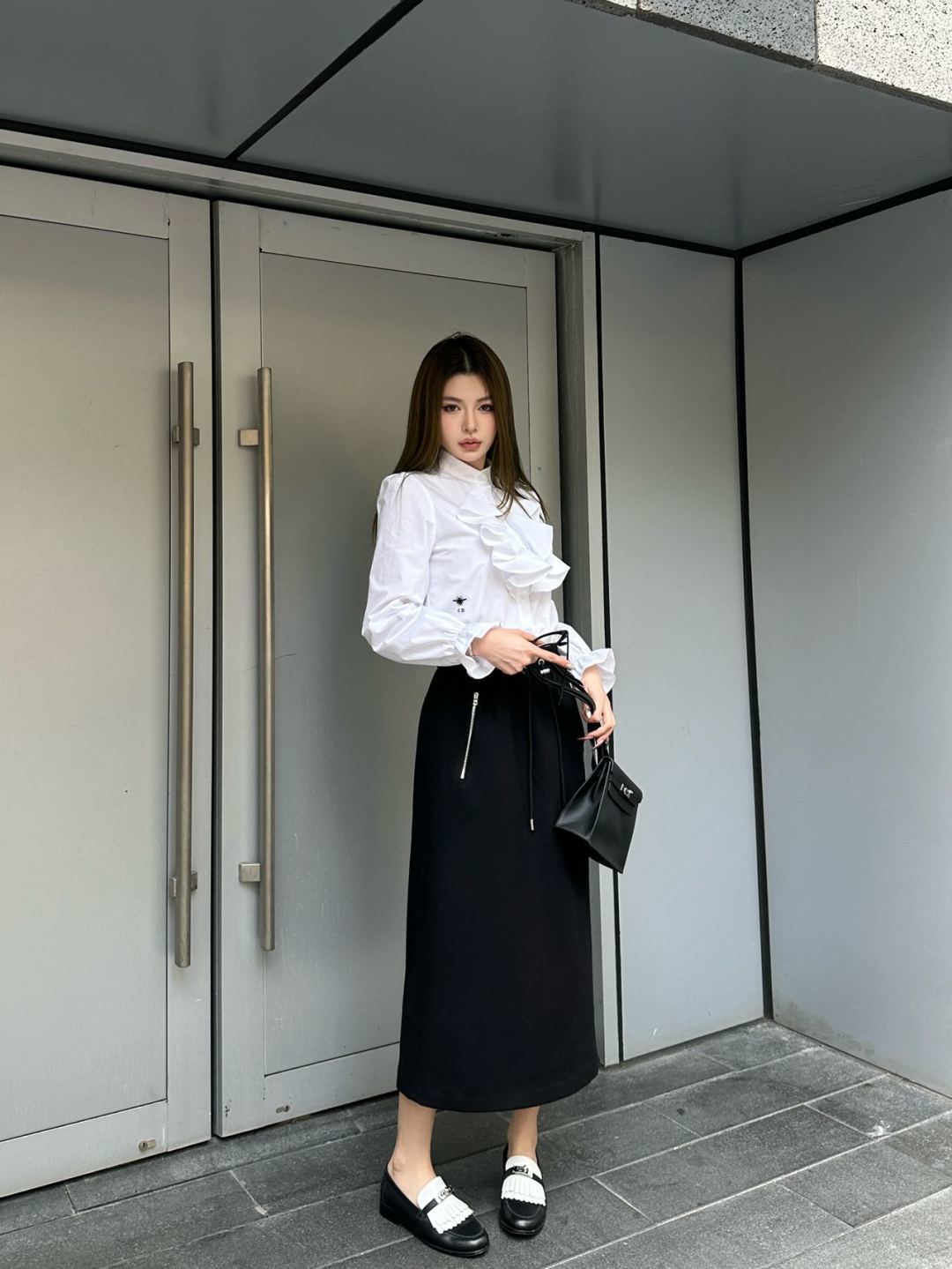 Pra 25fw the latest trendy midi skirt: classic and stylish.