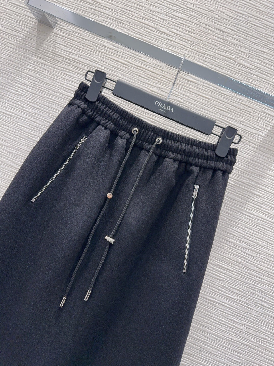 Pra 25fw the latest trendy midi skirt: classic and stylish.