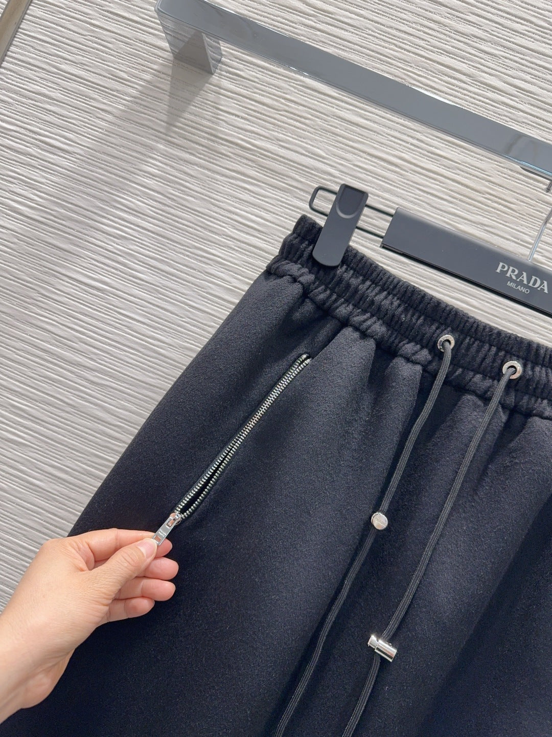 Pra 25fw the latest trendy midi skirt: classic and stylish.