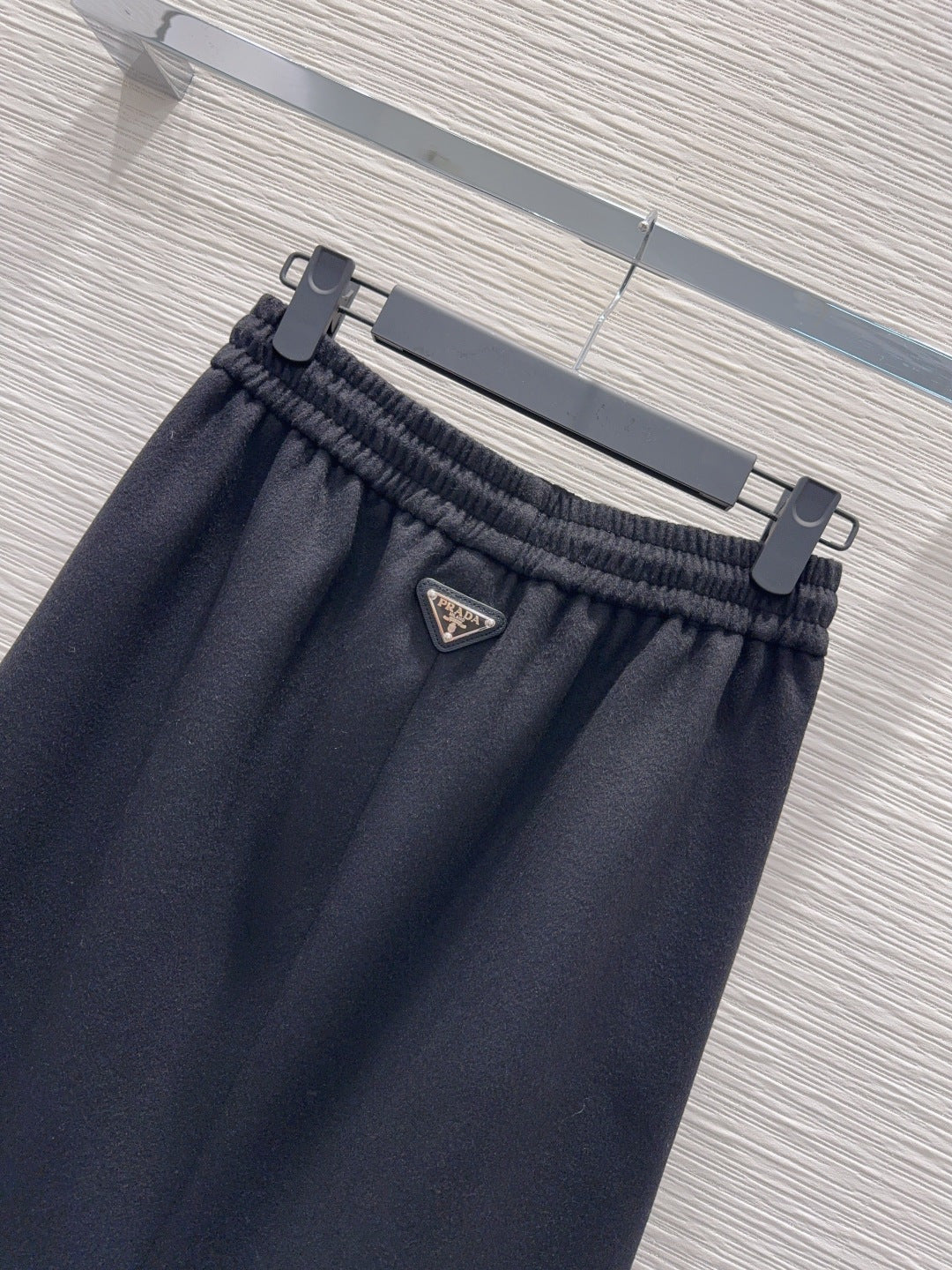 Pra 25fw the latest trendy midi skirt: classic and stylish.