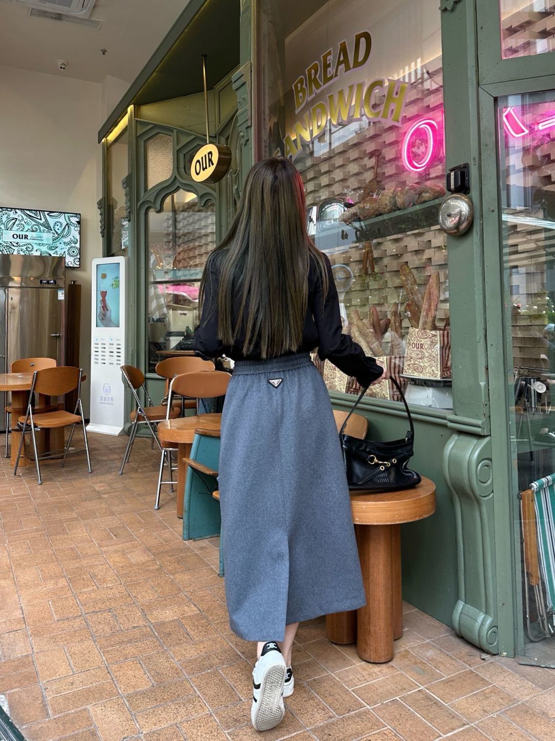 Pra 25fw the latest trendy midi skirt: classic and stylish.